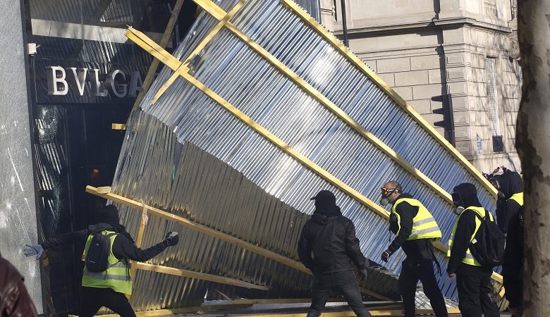 Κατεβαίνει ο στρατός στο Παρίσι απέναντι στα «κίτρινα γιλέκα»