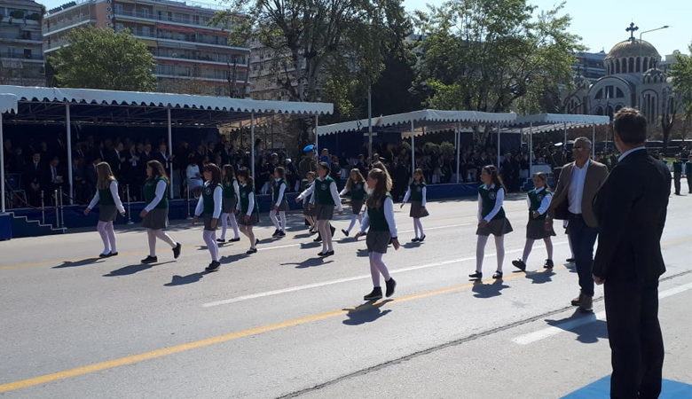 Οικονόμου: Θα γίνουν οι παρελάσεις – Όχι σε πισωγυρίσματα