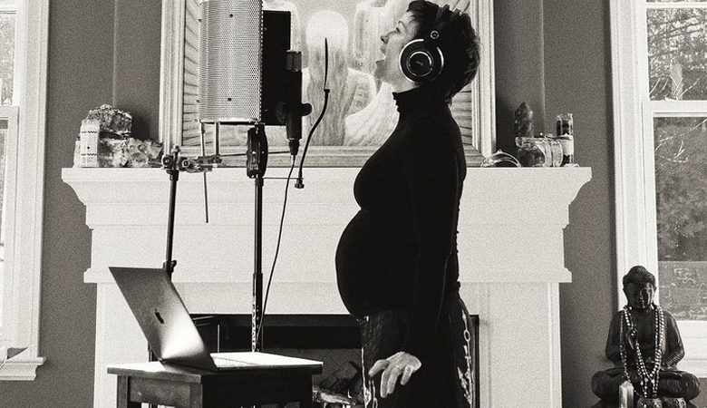 Έγκυος στο τρίτο της παιδί πασίγνωστη τραγουδίστρια