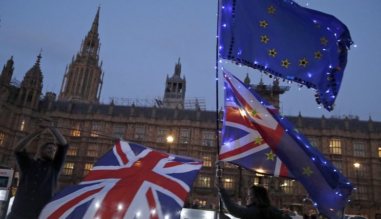 Βρετανία: Πρέπει να… πληρώσει για να δει την πόρτα της εξόδου από την Ευρωπαϊκή Ένωση