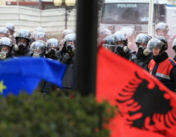Νέες συγκρούσεις έξω από την Αλβανική Βουλή