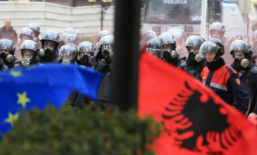 Νέες συγκρούσεις έξω από την Αλβανική Βουλή