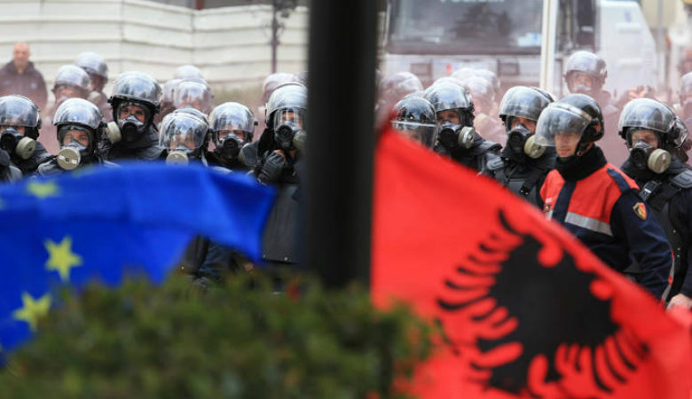 Νέες συγκρούσεις έξω από την Αλβανική Βουλή