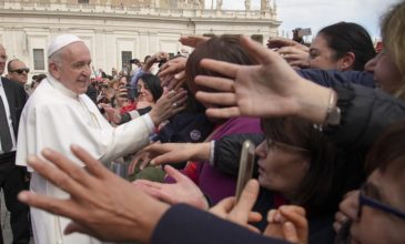 Ο λόγος που ο Πάπας τραβάει το χέρι του από τους πιστούς