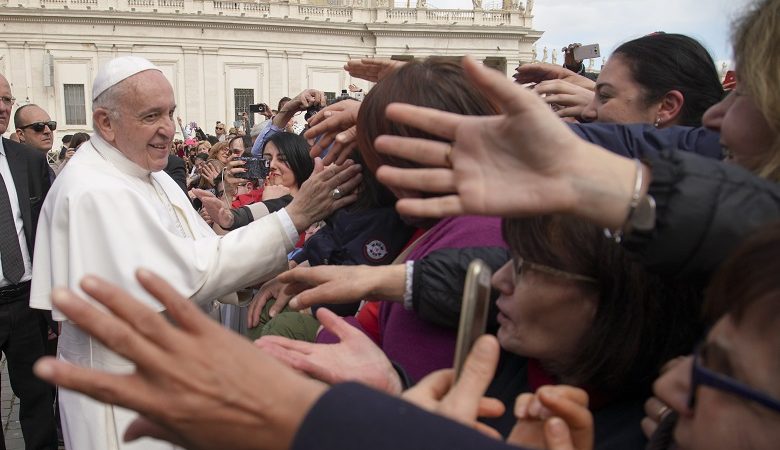 Ο λόγος που ο Πάπας τραβάει το χέρι του από τους πιστούς