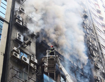Πύρινος εφιάλτης σε ουρανοξύστη στο Μπανγκλαντές