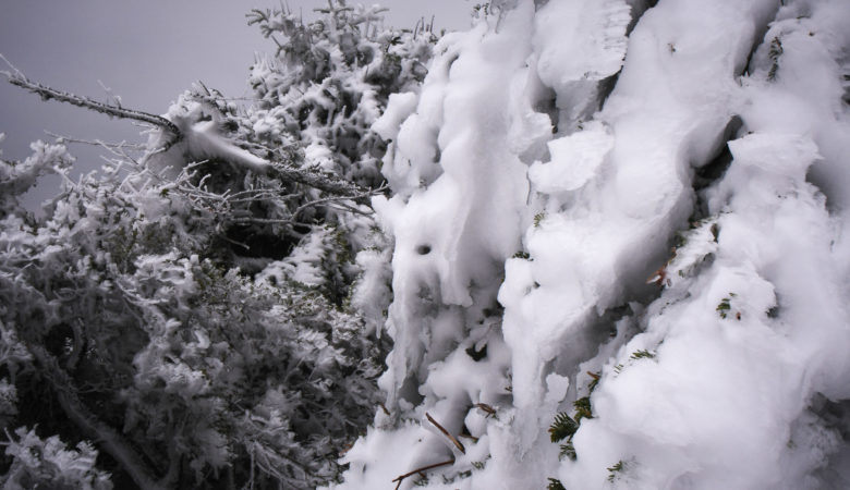 Χιόνια στην Πάρνηθα, 150 χιλιόμετρα την ώρα οι άνεμοι στον Παρνασσό