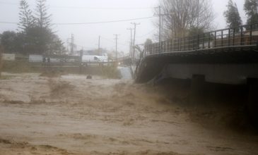 Πλημμύρες και κλειστοί δρόμοι στην Κρήτη, εγκλωβισμένοι και επιχειρήσεις της ΕΜΑΚ