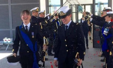 Δύο γυναίκες, αξιωματικοί του Πολεμικού Ναυτικού παντρεύτηκαν και έγιναν viral