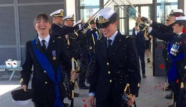 Δύο γυναίκες, αξιωματικοί του Πολεμικού Ναυτικού παντρεύτηκαν και έγιναν viral