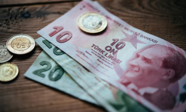 «Βουτιά» της τουρκικής λίρας μετά την αποπομπή του κεντρικού τραπεζίτη