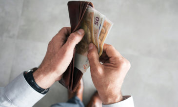 Επίδομα 300 ευρώ σε μακροχρόνια άνεργους: Σήμερα μπαίνουν τα χρήματα – Ποιοι οι δικαιούχοι