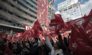 Το ΑΚΡ του Ερντογάν αρνείται την ήττα του σε Άγκυρα και Κωνσταντινούπολη