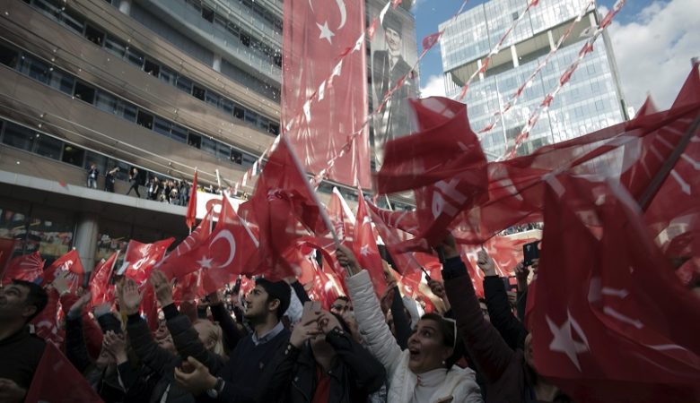 Το ΑΚΡ του Ερντογάν αρνείται την ήττα του σε Άγκυρα και Κωνσταντινούπολη