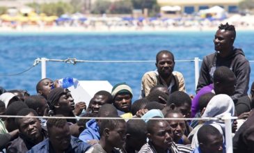 Η Ιταλία αρνείται να δεχτεί πλοίο με 64 μετανάστες