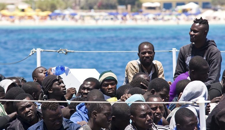 Η Ιταλία αρνείται να δεχτεί πλοίο με 64 μετανάστες