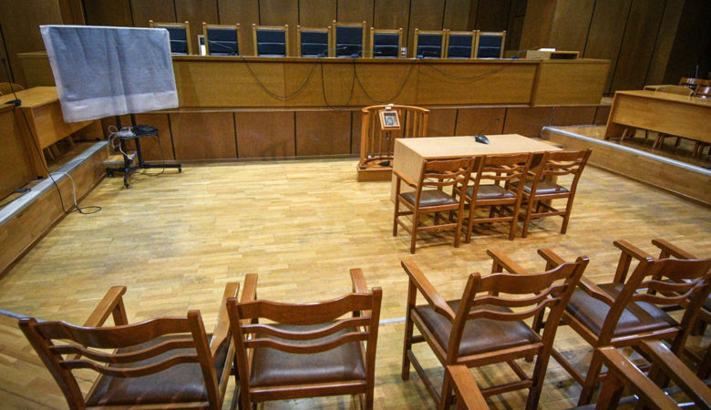 Δικαστής επέπληξε πολίτη στο ακροατήριο επειδή καθόταν… σταυροπόδι