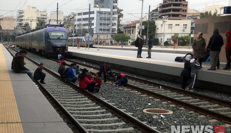 Πρόσφυγες έχουν διακόψει την κυκλοφορία των τρένων στον Σταθμό Λαρίσης