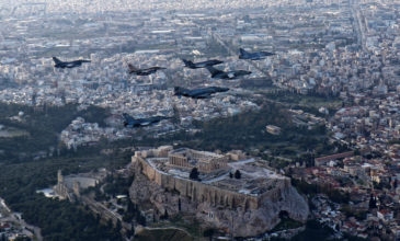 Εντυπωσιακές φωτογραφίες και βίντεο από την πτήση μαχητικών στην Αθήνα από την Αεροπορία