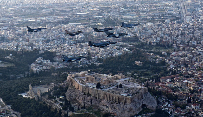 Εντυπωσιακές φωτογραφίες και βίντεο από την πτήση μαχητικών στην Αθήνα από την Αεροπορία