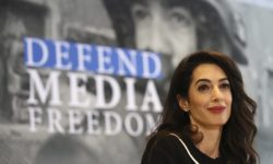 Η Αμάλ Κλούνεϊ υπέρμαχος των δημοσιογράφων