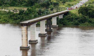 Πλοίο έπεσε πάνω σε γέφυρα στη Βραζιλία