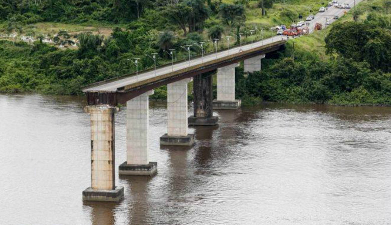 Πλοίο έπεσε πάνω σε γέφυρα στη Βραζιλία