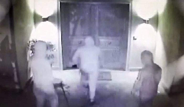 Βίντεο-ντοκουμέντο εισβολής ληστών σε σπίτι ενώ μέσα ήταν μητέρα και παιδιά