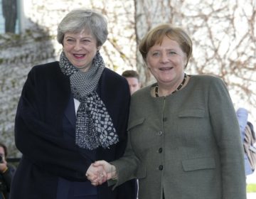 Ύστατη προσπάθεια αποτροπής ενός άτακτου Brexit μεταξύ Μέι και Μέρκελ