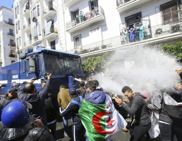 Δακρυγόνα και αντλίες νερού κατά φοιτητών στο Αλγέρι