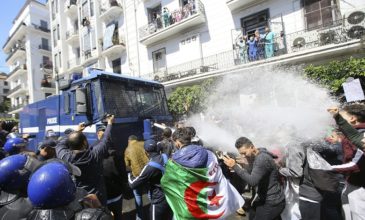 Δακρυγόνα και αντλίες νερού κατά φοιτητών στο Αλγέρι