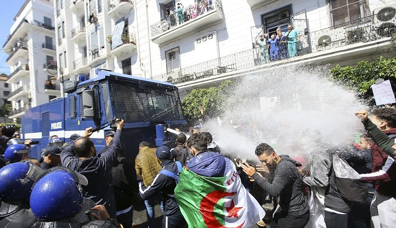 Δακρυγόνα και αντλίες νερού κατά φοιτητών στο Αλγέρι