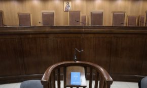 Ξεκίνησε η δίκη τριών αστυνομικών που κατηγορούνται για βιασμό 19χρονης στο ΑΤ Ομόνοιας