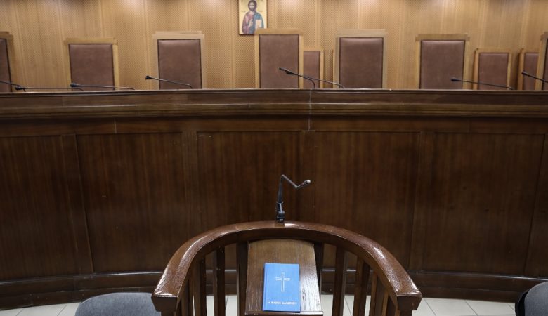 Συμπλοκή στον Κολωνό: Αναβλήθηκε η δίκη του τράπερ – Διάλογοι φωτιά με τον εισαγγελέα