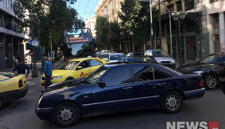 Κυκλοφοριακό κομφούζιο στο κέντρο της Αθήνας, έκλεισε η Σταδίου