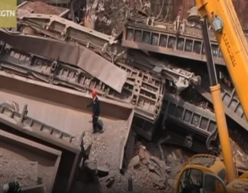 Τρένο στην Κίνα εκτροχιάστηκε και καταπλάκωσε σπίτι, έξι νεκροί