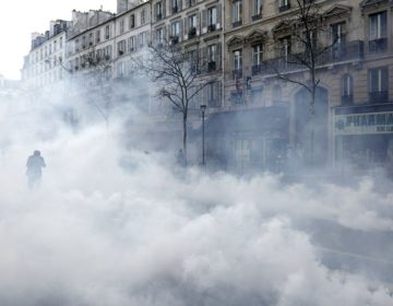 Συγκρούσεις με διαδηλωτές των «κίτρινων γιλέκων» στη Γαλλία