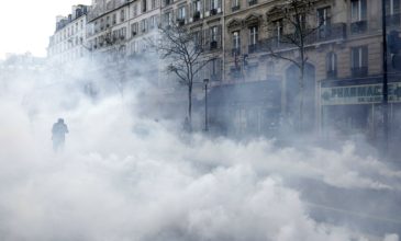 Συγκρούσεις με διαδηλωτές των «κίτρινων γιλέκων» στη Γαλλία