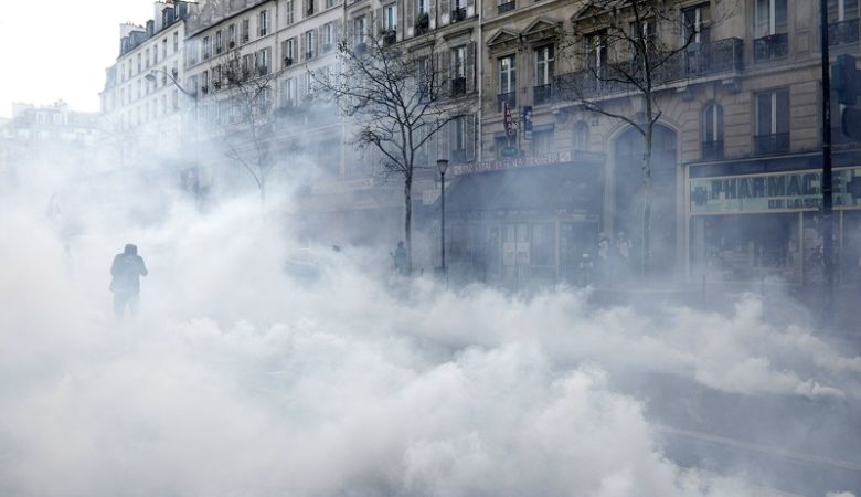 Συγκρούσεις με διαδηλωτές των «κίτρινων γιλέκων» στη Γαλλία