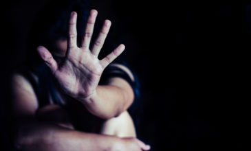 Νίκαια – Ενδοοικογενειακή βία: Άνδρας μαχαίρωσε με φαλτσέτα στον λαιμό την σύζυγό του και στη συνέχεια επέστρεψε με κατσαβίδι