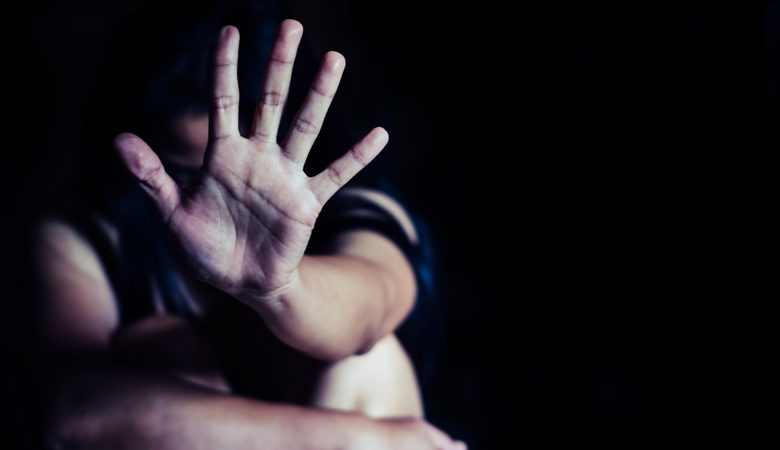 Νίκαια – Ενδοοικογενειακή βία: Άνδρας μαχαίρωσε με φαλτσέτα στον λαιμό την σύζυγό του και στη συνέχεια επέστρεψε με κατσαβίδι