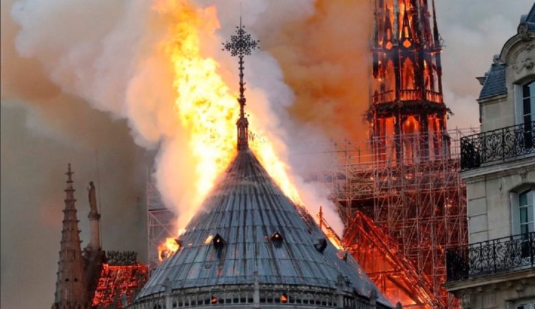 Παρανάλωμα του πυρός η Παναγία των Παρισίων – Εικόνες σοκ