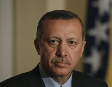 Με tweet στα γαλλικά ο Ερντογάν μεταφέρει τη θλίψη του για την τραγωδία στο Παρίσι