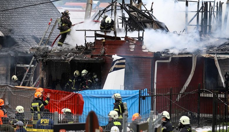 Αεροπλάνο έπεσε σε σπίτι στη Χιλή, νεκροί ο πιλότος και οι επιβάτες