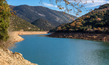 Θαυμάστε τη λίμνη με το σχήμα «φιδιού» στη Γορτυνία