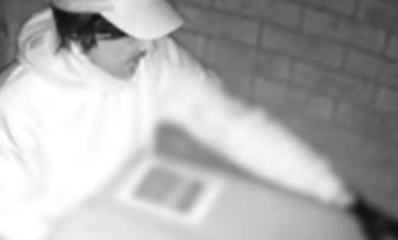 Εκτελεστής ντυμένος κούριερ τραυματίζει το θύμα του με τόξο κρυμμένο σε κουτί