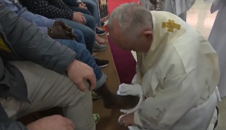 Ο πάπας Φραγκίσκος έπλυνε τα πόδια κρατουμένων