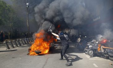 Φωτιές και επεισόδια μεταξύ αστυνομίας-«κίτρινων γιλέκων» στο Παρίσι