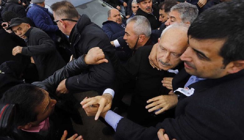 Επίθεση στην Άγκυρα δέχθηκε ο αρχηγός της τουρκικής αντιπολίτευσης