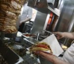 Αυξήσεις «φωτιά» σε σουβλάκι και πίτσα: Κοντά στα 3,40 ευρώ και 8,50 ευρώ αντίστοιχα